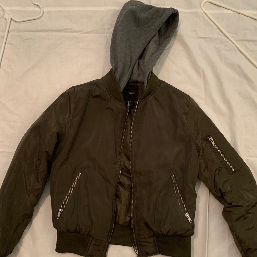 Small puffer jacket with connected grey hood